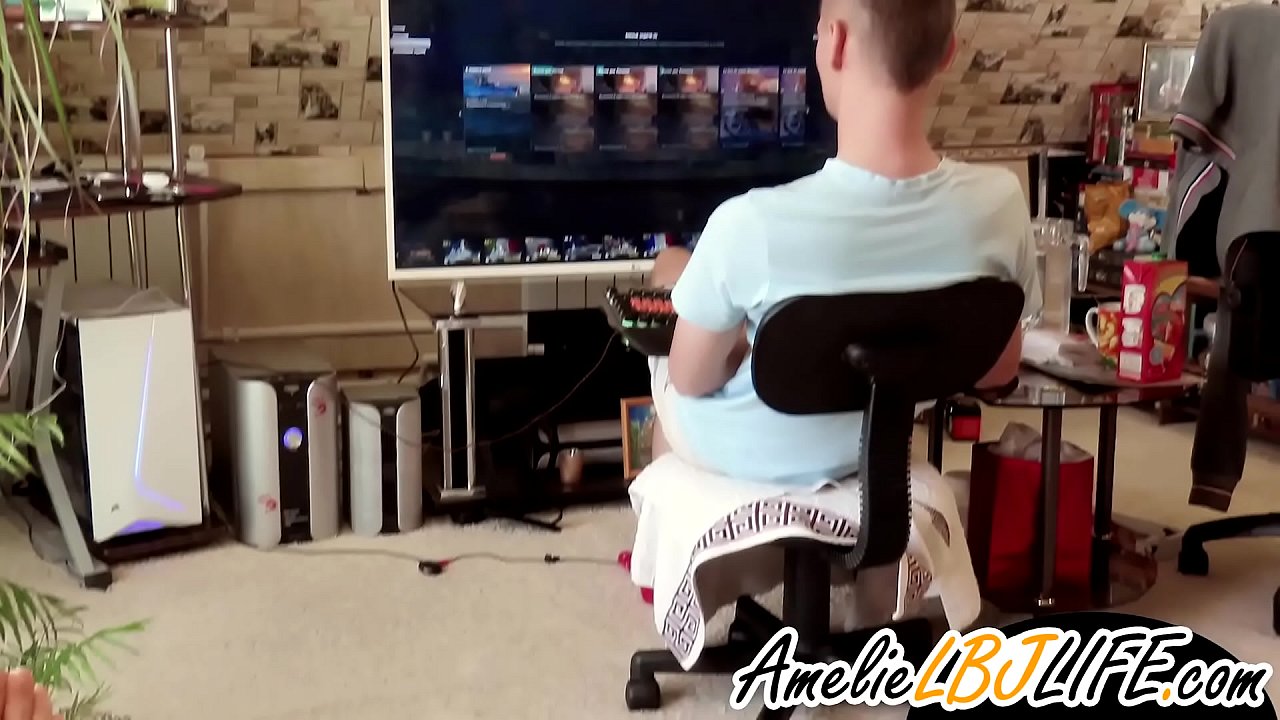 Nena masturbanse cun xoguete sexual para que o mozo xogue a xogos de ordenador