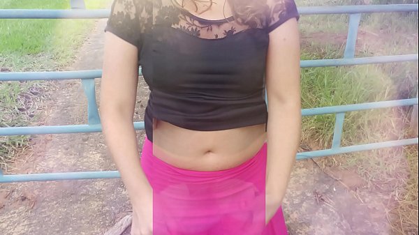 Xogando na granxa, unha auténtica muller de casa, puta cadela e o seu marido cornudo na natureza