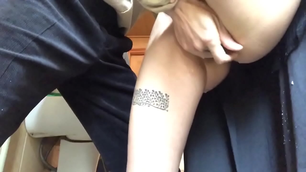 Chorro no baño da escola, un verdadeiro orgasmo espumoso: o meu profesor fixo todo o posible