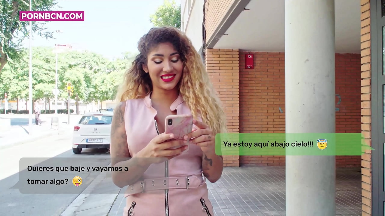 Esposa infiel a piques de foder co seu novo amante mentres o seu marido traballa. Latina con tetas e un gran cu. Venus Afrodita.