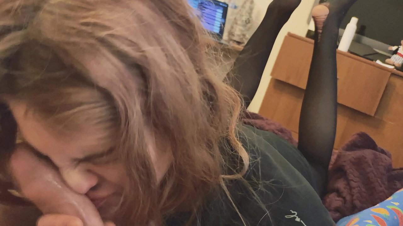 Palo de garganta, pantalóns rasgados e tacóns rasgados agradable de coñecer